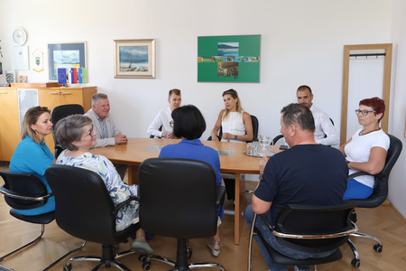 MACE SPREJEM PRI ŽUPANU 03 FOTO LJUBO VUKELIČ